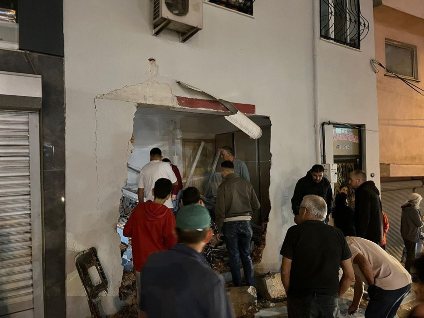 Daha önce bir greyder ve bir otobüsün çarptığı eve şimdi de kamyonet girdi - Resim: 1