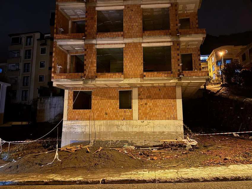 Çatlaklar oluşan 2 bina apar topar tahliye edildi; bina sakinleri isyan etti - Resim: 3
