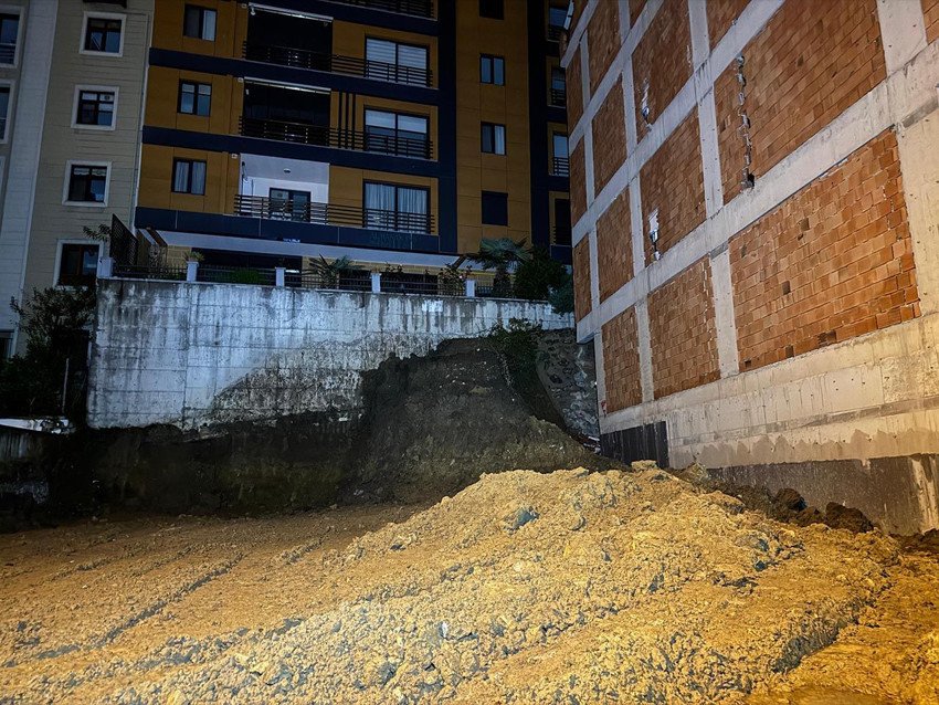 Çatlaklar oluşan 2 bina apar topar tahliye edildi; bina sakinleri isyan etti - Resim: 4