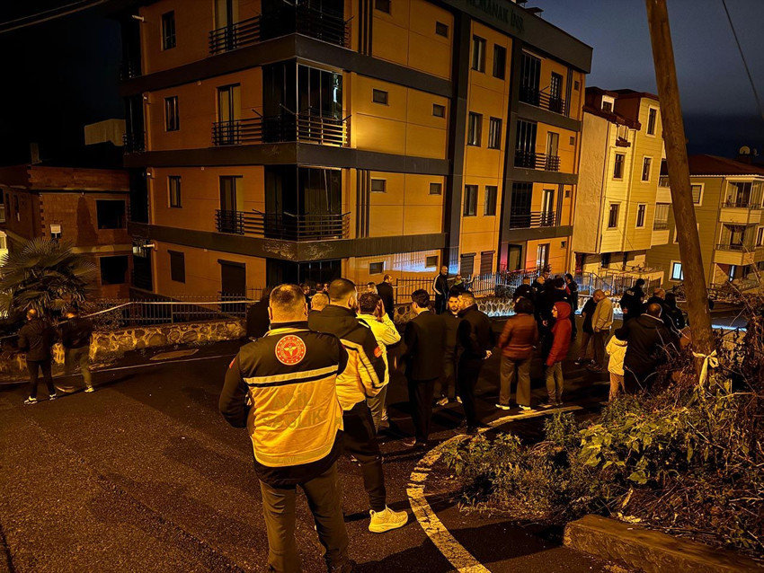 Çatlaklar oluşan 2 bina apar topar tahliye edildi; bina sakinleri isyan etti - Resim: 1