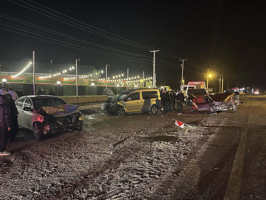 3 aracın karıştığı kazada ortalık savaş alanına döndü: Yaralılar var - Resim: 3