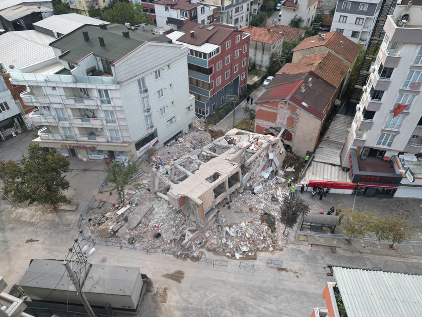 Çöken bina bir aileye mezar olmuştu: O sokakta 45 aile evsiz kaldı - Resim: 2