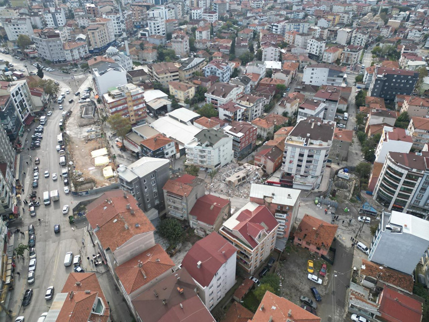 Çöken bina bir aileye mezar olmuştu: O sokakta 45 aile evsiz kaldı - Resim: 1