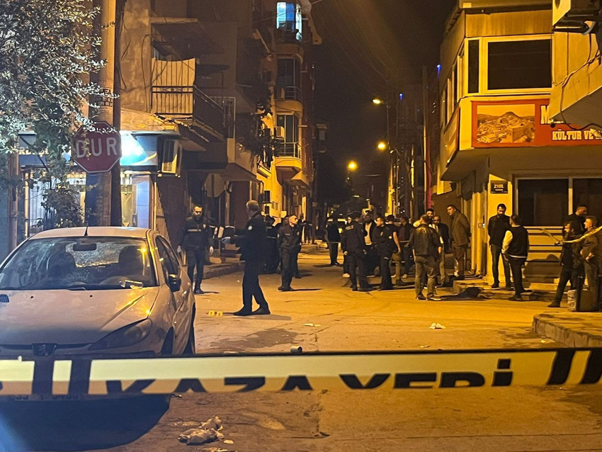 İzmir'de sokak ortasında silahlı saldırı: 1 ölü 3 yaralı - Resim: 1