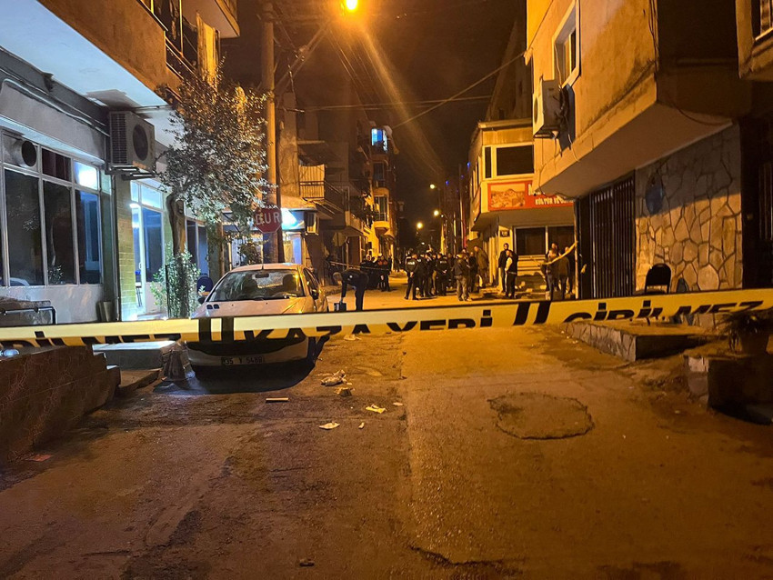 İzmir'de sokak ortasında silahlı saldırı: 1 ölü 3 yaralı - Resim: 2