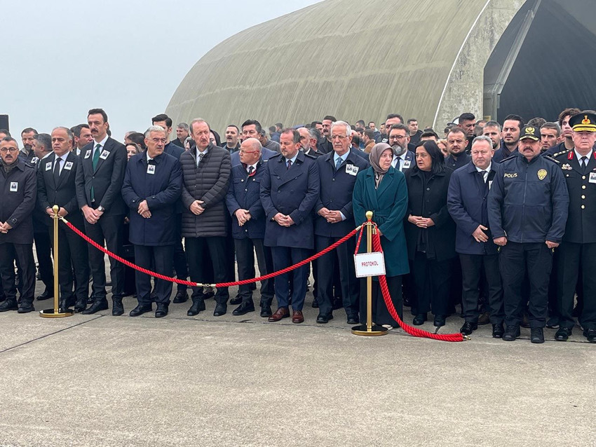 Şehitleri taşıyan uçak Bursa'ya inemedi - Resim: 4