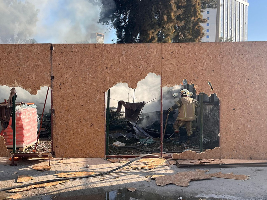 İzmir'de büyük yangın; dumanlar gökyüzünü sardı - Resim: 3