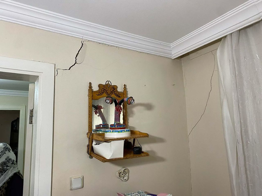 Bu mahallede duvarları çatlamayan bina kalmadı - Resim: 4