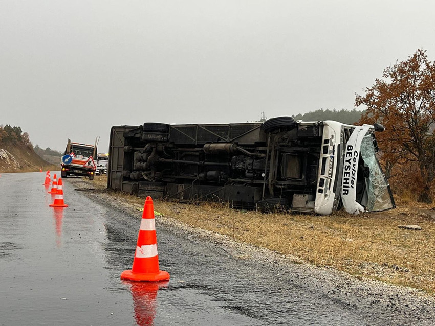 Okul servisi devrildi; 28'i öğrenci 29 yaralı var! - Resim: 1
