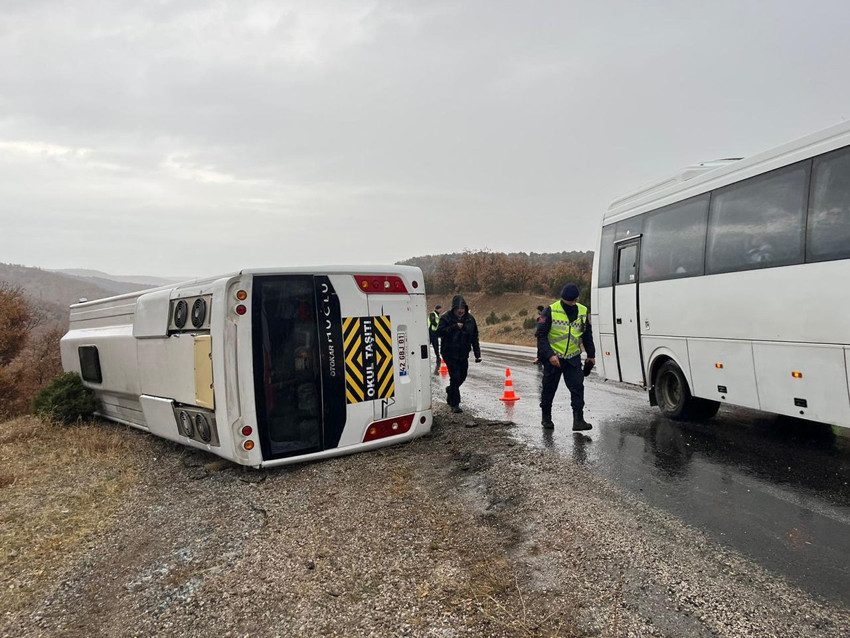Okul servisi devrildi; 28'i öğrenci 29 yaralı var! - Resim: 3