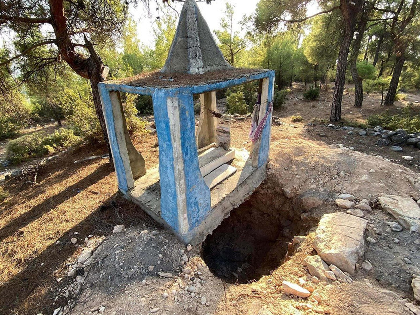 Hazine arayan defineciler 3 asırlık tarihi mezarı talan etti - Resim: 1