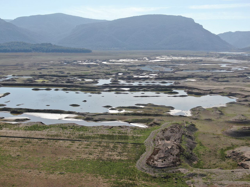 Burası Türkiye'nin en büyük barajlarından biriydi... Balıklar gitti, inekler geldi - Resim: 3