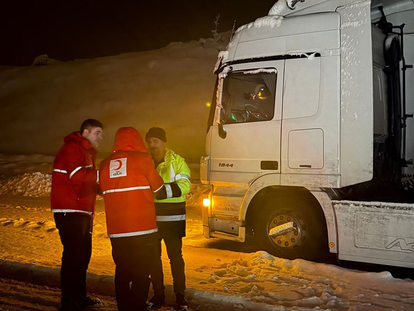 Kar ve tipi yolu kapattı, 80 araç ve 180 kişi yolda mahsur kaldı! - Resim: 2