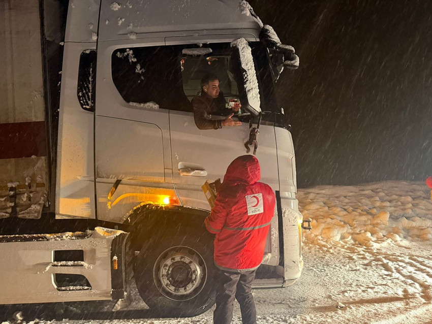 Kar ve tipi yolu kapattı, 80 araç ve 180 kişi yolda mahsur kaldı! - Resim: 4