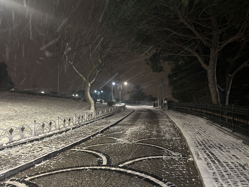 İstanbul'da kar yağışı sürüyor; Taksim meydanı bembeyaz - Resim: 2