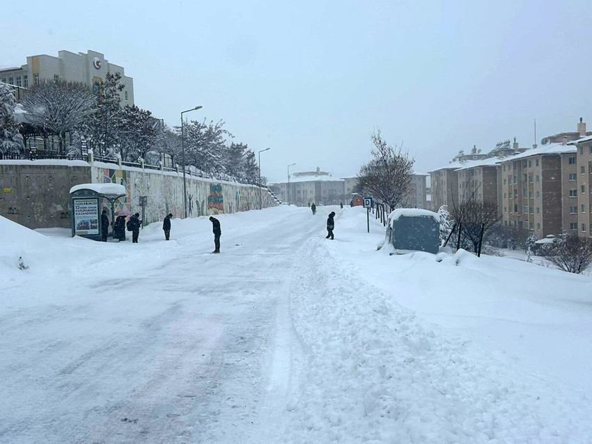 Karlar altında kalan ilimizde vatandaşların kar tünelleri içindeki yaşam savaşı kamerada - Resim: 3