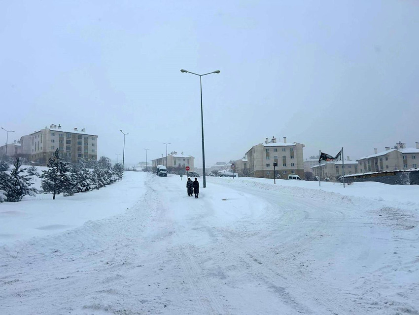 Karlar altında kalan ilimizde vatandaşların kar tünelleri içindeki yaşam savaşı kamerada - Resim: 4
