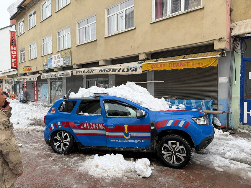 Çatıda biriken kar, jandarma aracının üzerine düştü: 2 yaralı - Resim: 2