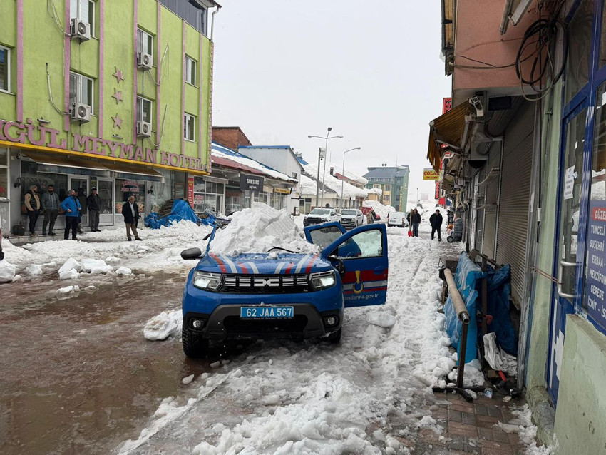 Çatıda biriken kar, jandarma aracının üzerine düştü: 2 yaralı - Resim: 3