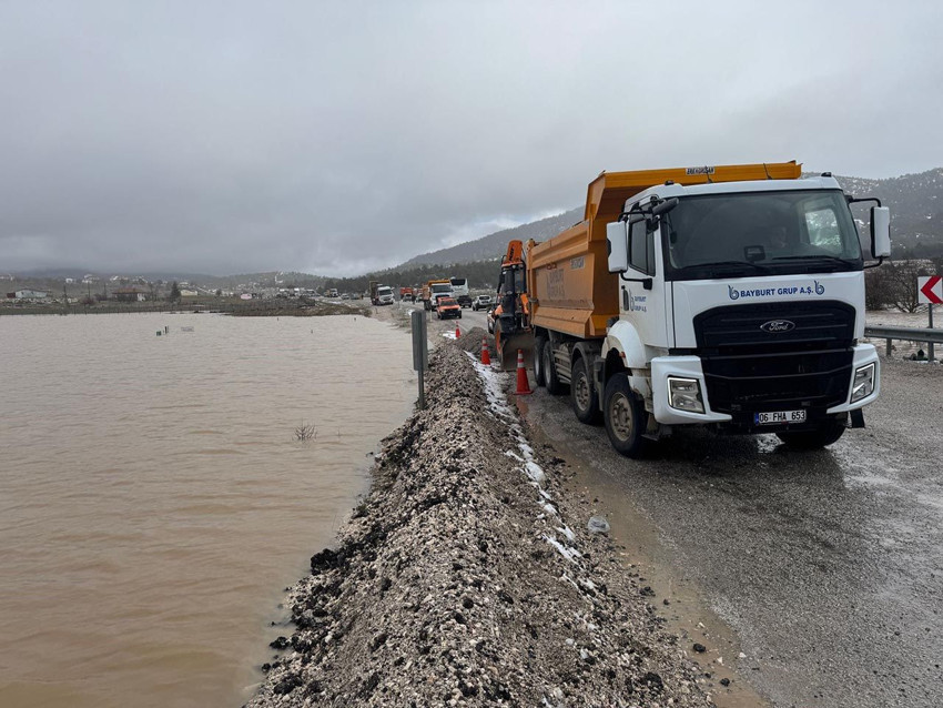 Fethiye - Antalya kara yolunu su bastı - Resim: 2