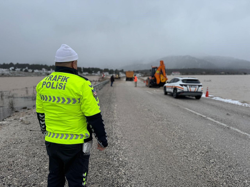 Fethiye - Antalya kara yolunu su bastı - Resim: 4