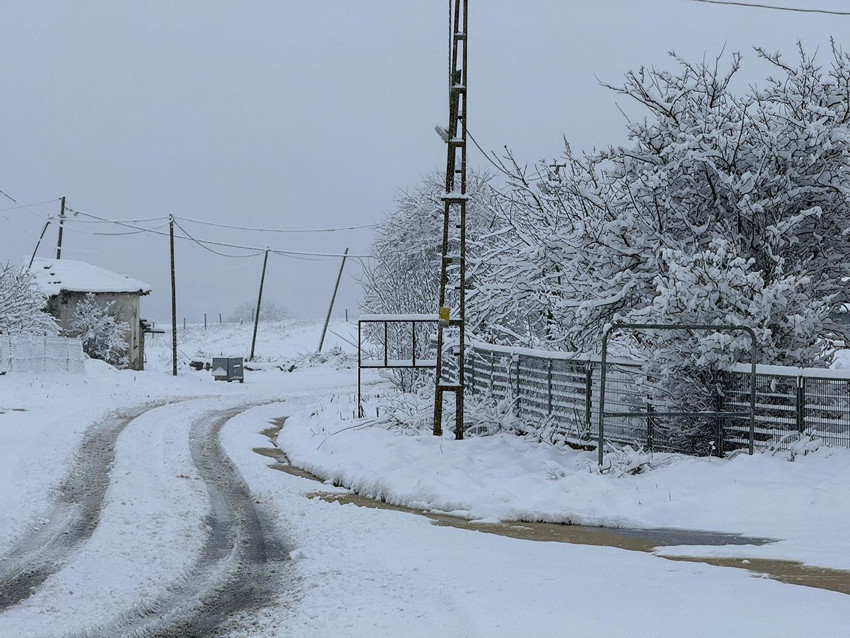 İstanbul'un yanıbaşında kar sürprizi: Her yer karlar altında, sürücülere ''tipi'' uyarısı yapıldı - Resim: 2