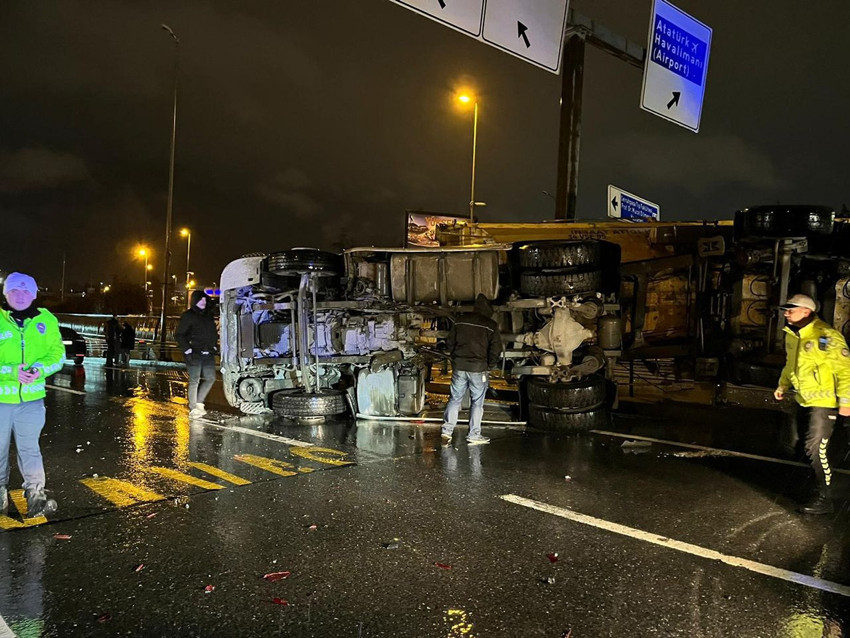 İstanbul'da korkunç kaza: Yardım için indi, başka bir aracın altında kaldı! - Resim: 2