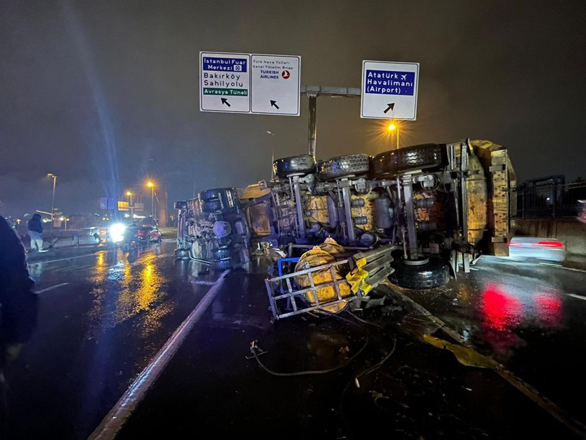 İstanbul'da korkunç kaza: Yardım için indi, başka bir aracın altında kaldı! - Resim: 3