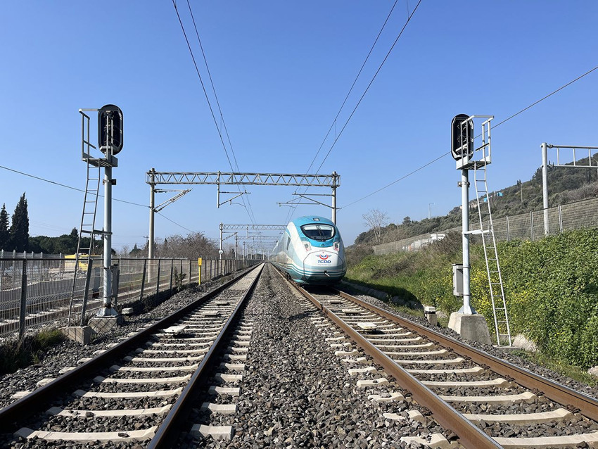 Hızlı tren hattında feci ölüm... Tel örgüleri aşıp raylara atladı, hızlı trenin altında can verdi! - Resim: 2