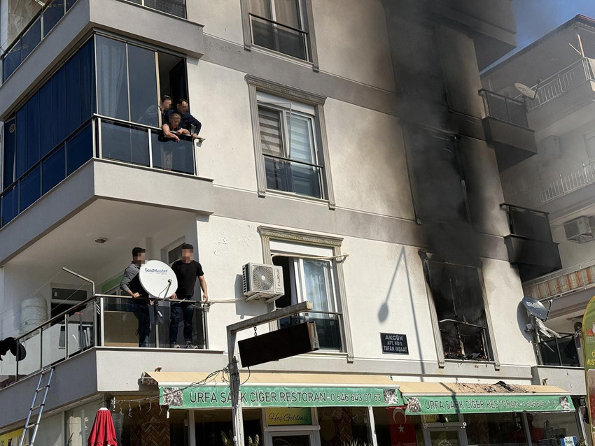 Antalya'da can pazarı! Alevlerin sardığı binada mahsur kaldılar - Resim: 2