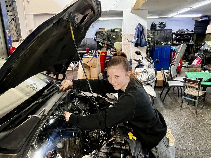 Oto sanayide 17 yaşında gencecik bir kız çocuğu... 17 yaşında oto tamircisi oldu - Resim: 3