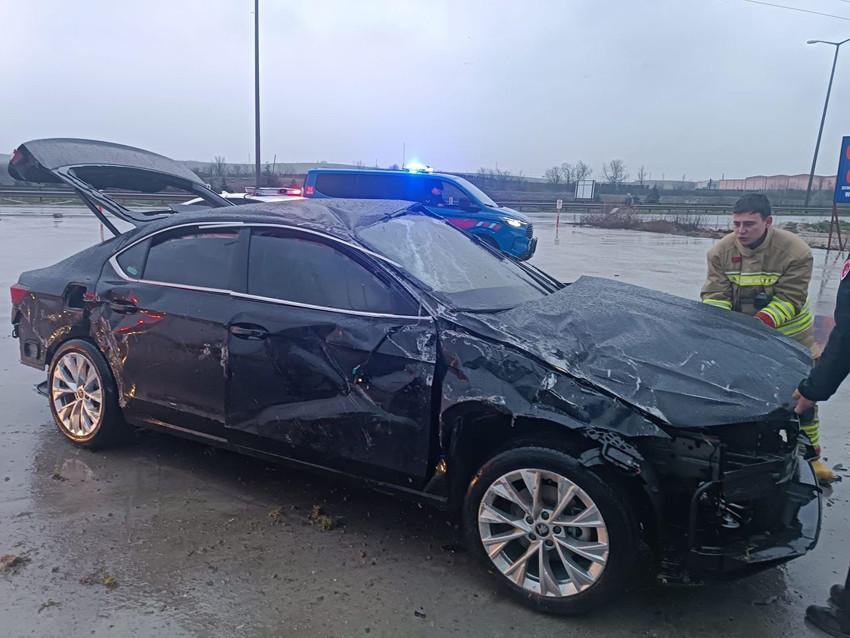 Akılalmaz kaza saniye saniye kamerada: Tam 60 metre boyunca taklalar atan araçtan sağ çıktılar - Resim: 3