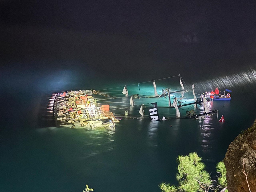 Fethiye'de gece yarısı facia: Tur teknesi kayalıklara çarpıp battı; 6 kişi kurtarıldı, 1 kişi kayıp - Resim: 3