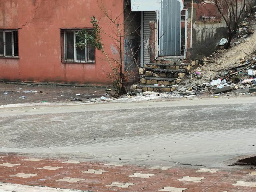 Yarım saat yetti! Sağanak yağış cadde ve sokakları göle çevirdi - Resim: 2