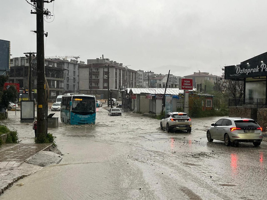 Depremzede Hatay'ı bir kez daha sel vurdu; yollar göle döndü, araçlar sulara gömüldü - Resim: 4