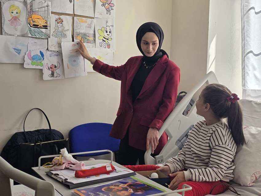 Rizeli minik Melek, diyaliz yatağını okul sırasına çevirdi! - Resim: 2