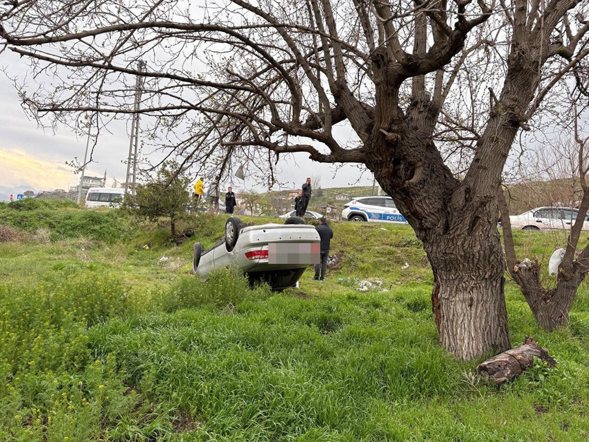 Virajı alamayan otomobil takla attı, sürücüsü ehliyetsiz bir çocuk çıktı! - Resim: 2