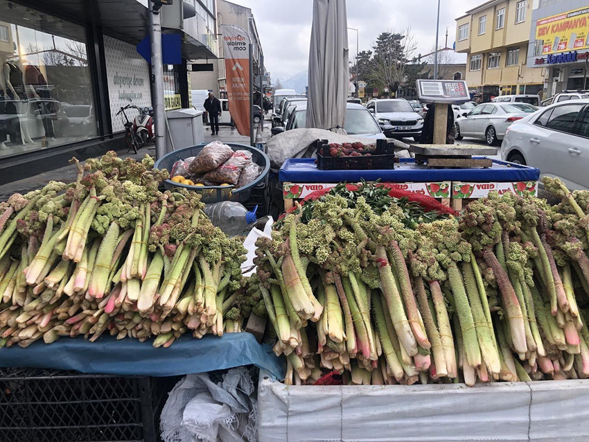 Yaylada yetişen vitamin deposu tezgaha indi: 300 TL'ye satılıyor - Resim: 4