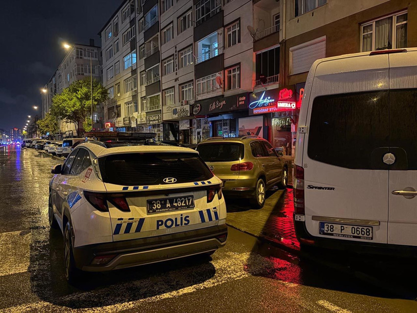 Sokak ortasında pompalı tüfekli çocuk alarmı! Polisi görünce silahı atıp kaçtılar - Resim: 4