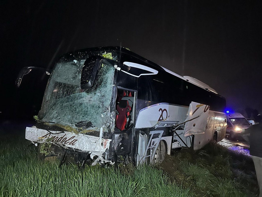 Uşak'ta 7 araçlı zincirleme trafik kazası: Aynı aileden 4 kişi öldü, 34 yaralı var - Resim: 2