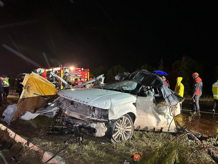 Uşak'ta 7 araçlı zincirleme trafik kazası: Aynı aileden 4 kişi öldü, 34 yaralı var - Resim: 4