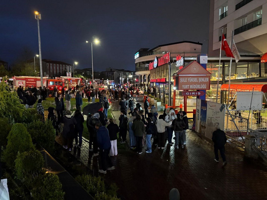 Kız öğrenci yurdunda büyük panik! Öğrenciler pijamalraıyla sokağa fırladı! - Resim: 3