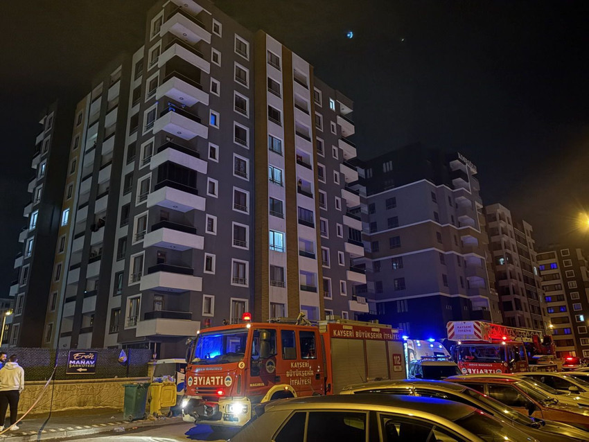 Beşinci kattaki evinin balkonuna çıkıp intihar akalkışan kadını komiser kurtardı! - Resim: 4