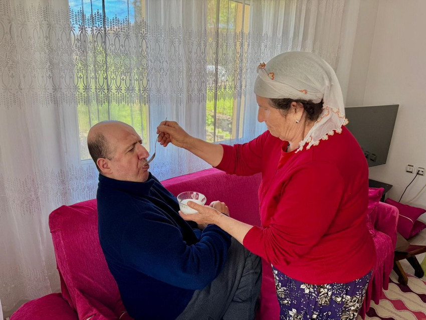 Annelik budur! Hani Anne, Akraba evliliği kurbanı 4 engelli evladına 50 yıldır bebek gibi bakıyor - Resim: 4