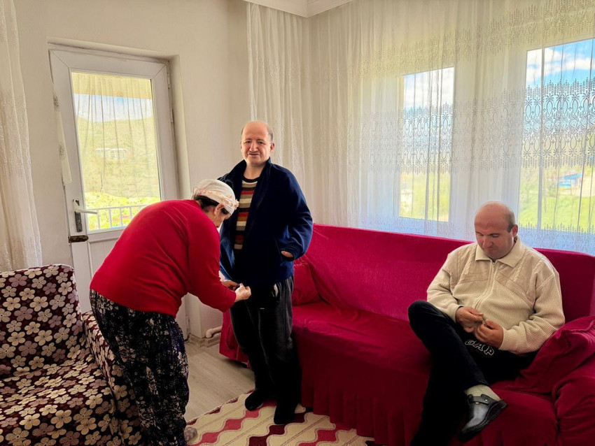 Annelik budur! Hani Anne, Akraba evliliği kurbanı 4 engelli evladına 50 yıldır bebek gibi bakıyor - Resim: 2