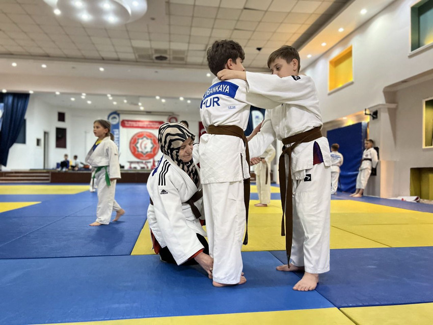 62 yaşındaki anneannesinin çalıştırdığı 9 yaşındaki Aras judoda Türkiye 3'üncüsü oldu - Resim: 4