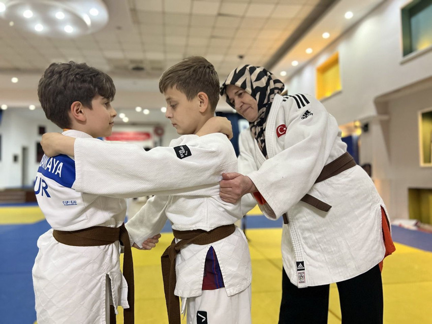62 yaşındaki anneannesinin çalıştırdığı 9 yaşındaki Aras judoda Türkiye 3'üncüsü oldu - Resim: 3
