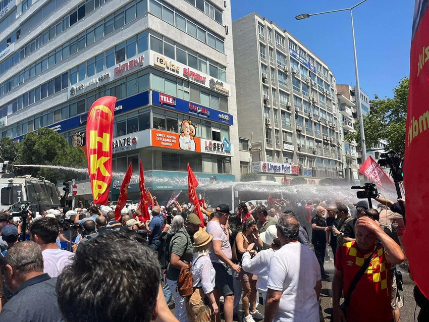 Özgür Özel'in mitingi öncesi ortalık karıştı: Polisten TOMA'lı müdahale! - Resim: 2