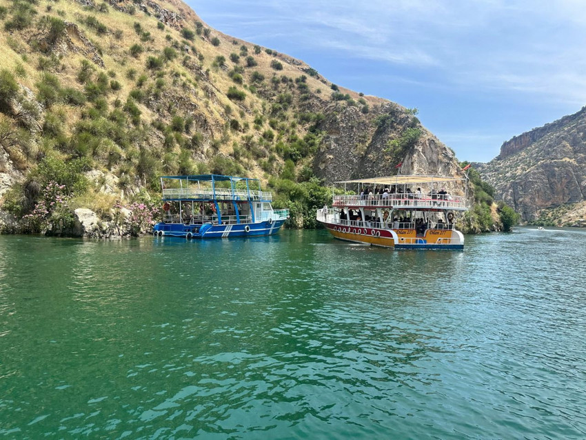 Halfeti’de onlarca turistin olduğu tur teknesinde korku dolu anlar! - Resim: 2