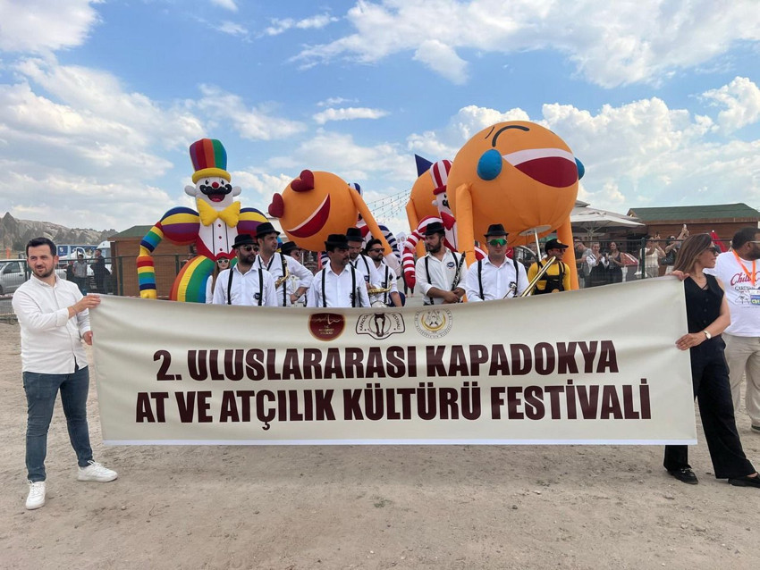 Kapadokya'da gökyüzü balonlarla, vadiler nal sesleriyle şenlendi: At ve Atçılık Festivali başladı - Resim: 3